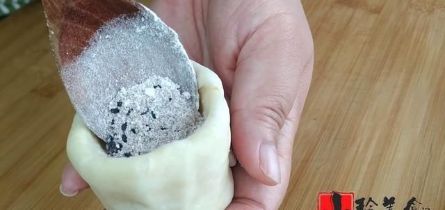  红糖|千层红糖酥饼家常做法，筷子一搅，层层酥脆，咬一口直掉渣，解馋