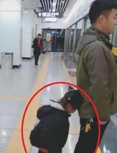  女儿|爸爸带5岁女儿等地铁，站姿让网友佩服：这才是最高级的“炫富”