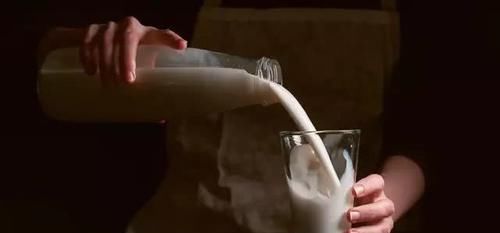 含量|聪明人永远不会买的“假牛奶”全是添加剂勾兑,没营养还很贵!