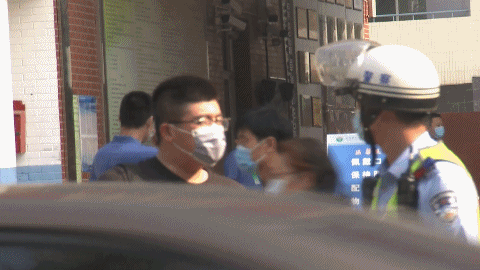  老师|高考第一天，监考老师上热搜！网友：忘带准考证的学生长大了……