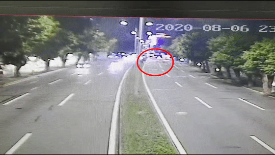 车车|21岁小伙开888号兰博基尼横跨三车道掉头，连撞两车车损50万！