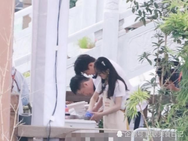  面被|《中餐厅》赵丽颖和面被曝做戏！一举动直接露馅？网友：懒得装！