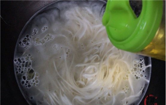  面条|煮面条时，开水下锅就错了，教你面馆的诀窍，3步煮出爽滑又筋道