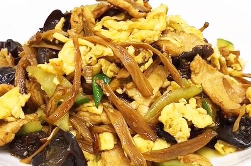 煸炒|家常木须肉,肉片最好直接入锅煸炒,这样味道和口感才更加合适