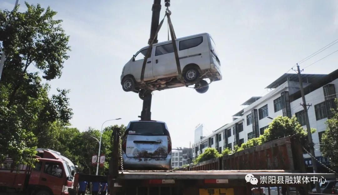 霸道|不让“僵尸车”“霸道” 崇阳出手了!