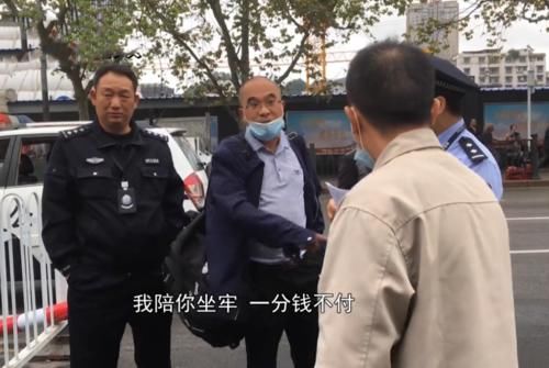 送回来|男子把包掉出租车上，司机送回要车费被怼，男子：让我等40分钟
