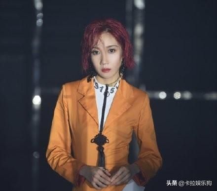  实力|看了乃万线上个人演唱会后，网友：还好她《青你2》决赛卡十了