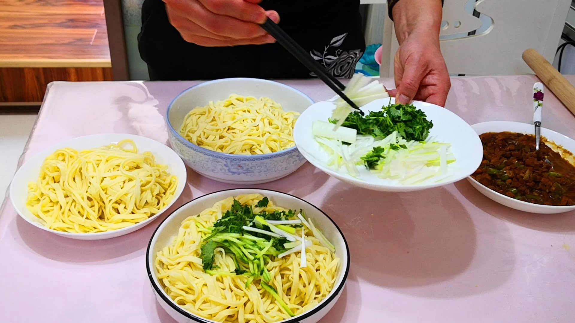  面粉|做手擀面，到底要不要加碱和盐以前没注意，难怪面条不香不好吃