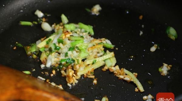  抢光|这菜2块钱能炒一大盘, 比吃肉香柔软又入味, 出锅就抢光