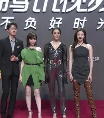  阿姨|本来以为三十而已在模仿阿姨拍照，结果是在时髦地模仿blackpink