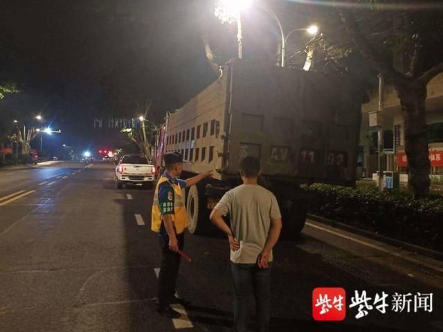  轿车|深夜渣土车和轿车“斗气”，挡板“炸门”污泥撒满路面