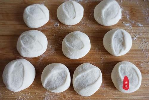 酥脆|酥脆鲜美的锅贴上桌了,皮儿颜色金黄有嚼劲,平时我就爱吃馅儿