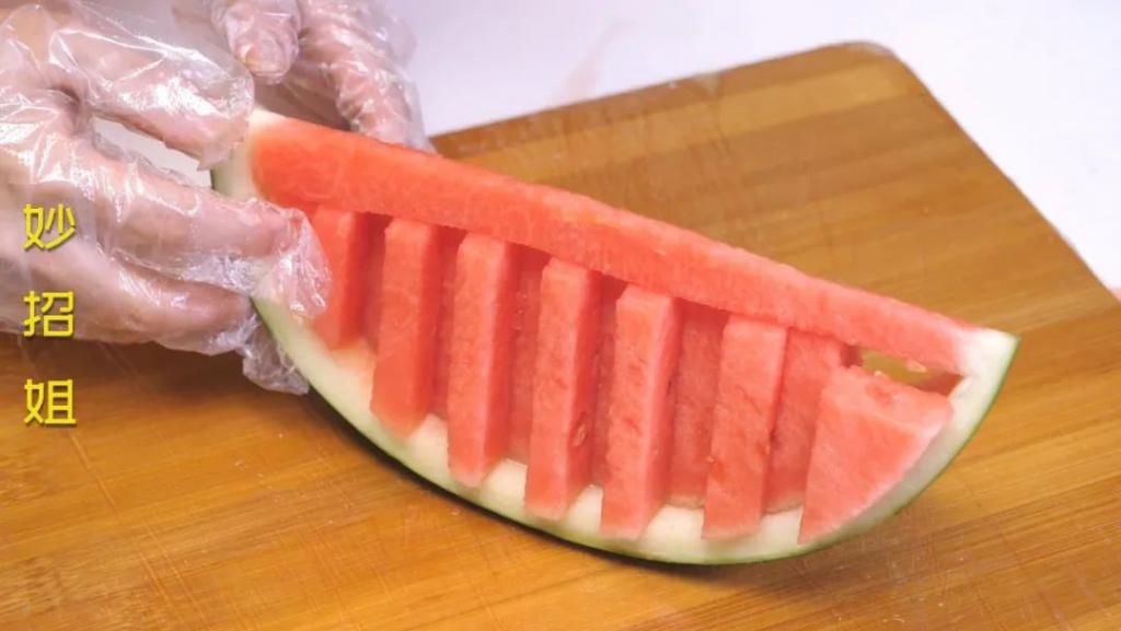  西瓜|用这个方法切西瓜，吃完不脏手不流汁，大家都夸好！
