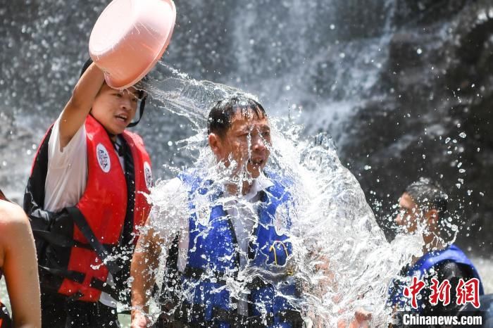 高温|湖南持续高温 民众溯溪泼水避暑