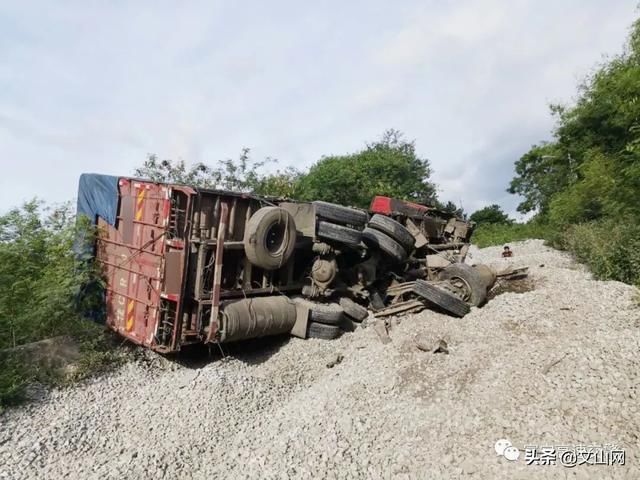 报警|广昆高速一货车侧翻5小时才报警,交警一问 司机慌了