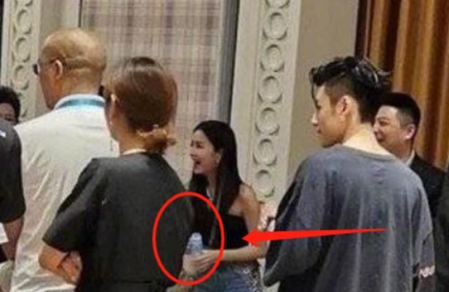  尽显|《青2》庆功宴，蔡徐坤与工作人员喝酒，学员们的饮品却尽显分寸