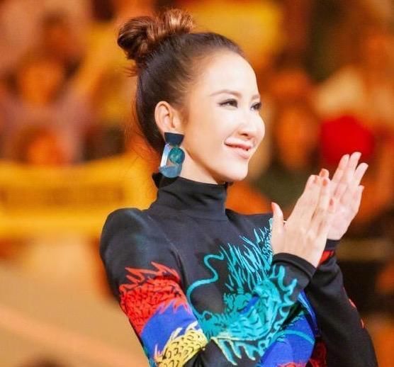 葫芦|李玟才是真正的“葫芦”身材，金头发配绿旗袍，开叉展示东方美