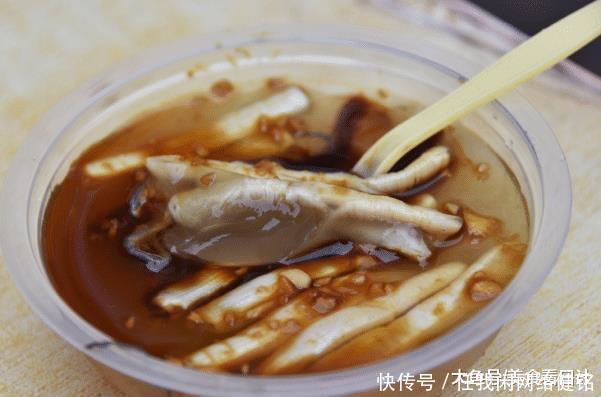 下嘴|大妈沿街卖“水馒头”,5元3个,从不涨价,顾客买完不敢下嘴!