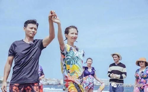 张晋|网友偶遇蔡少芬一家，张晋只顾给儿子拍照，他们两人真不错