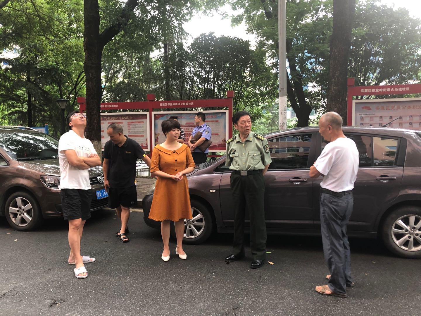 住户|连续5天高空抛下垃圾，竟然还有粪便，超市店主自装摄像头锁定12楼住户