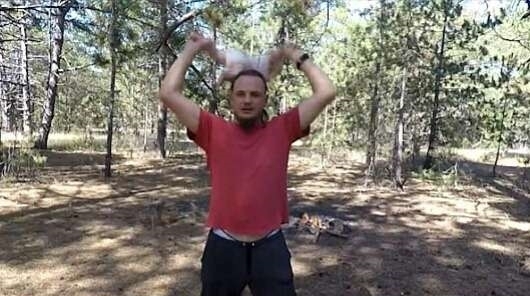 手脚|男子抓着4个月大的亲生女儿的手脚在空中甩，不顾婴儿尖叫