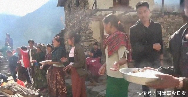 米饭|尼泊尔农村大型酒席,场面壮观,只吃一个菜咖喱羊肉配米饭