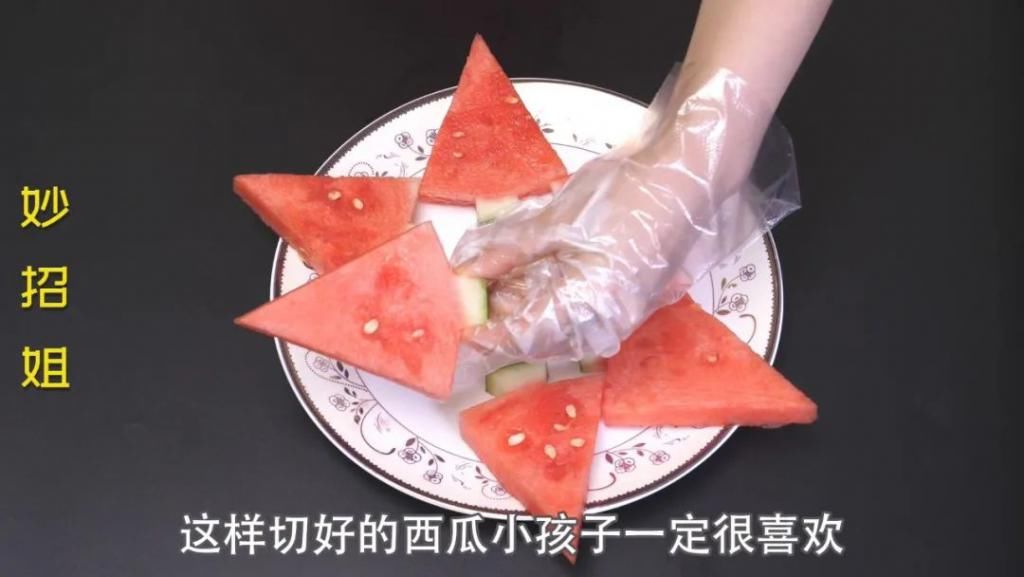  西瓜|用这个方法切西瓜，吃完不脏手不流汁，大家都夸好！