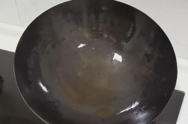  长时间|?不用小苏打和白醋，只需一招，快速清除长时间附着在锅内外的油垢