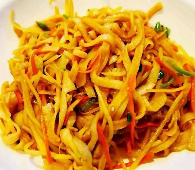  低热量|北方的炒饼火了，这种吃法，荤素搭配低热量，经得起岁月的流逝