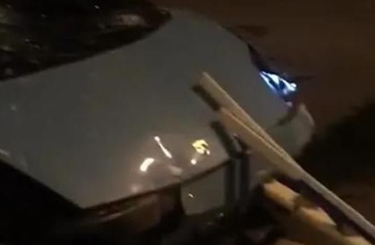  不见踪影|兰博基尼凌晨撞飞隔离栏，铁栏杆穿玻璃！事发后司机不见踪影