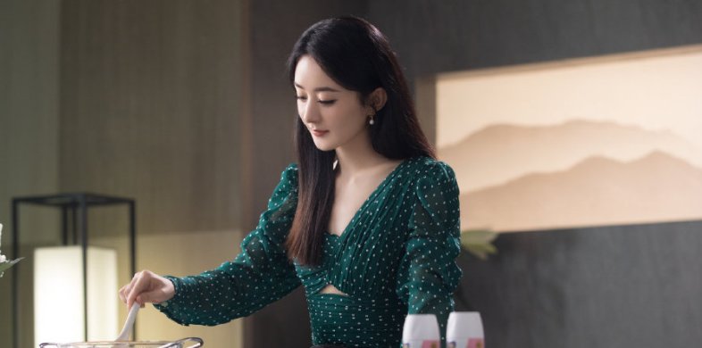 高温|赵丽颖高温拍摄宣传片,后背出汗后,下意识的动作太圈粉