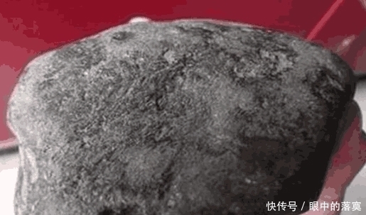 大妈|腌咸菜用石头封口,石头掉地摔掉一块,大妈拿起石头直呼发财