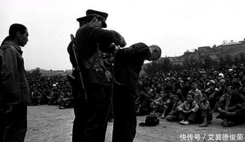  老照片|80年代严打老照片：强奸犯挂牌子游街示众，女犯人被公审