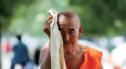 无理取闹|7旬老太坐公交插队，被小伙指责后报警：我没排队，但有人骂我！