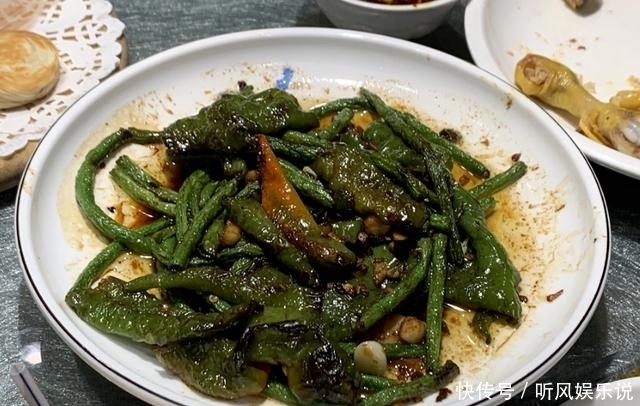 香糖的东西|饭店聚餐吃出异物，像是被嚼过的“口香糖”？服务员揭开真相…