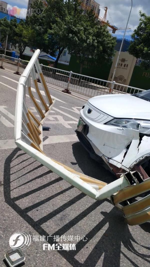  骑手|突发！福州一小车撞倒电动车后冲破护栏，骑手受伤