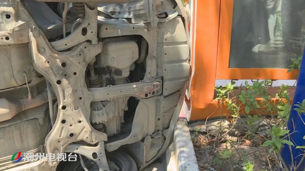  车主|绿榕北路一辆小轿车侧翻在机动车道上，车主一头雾水