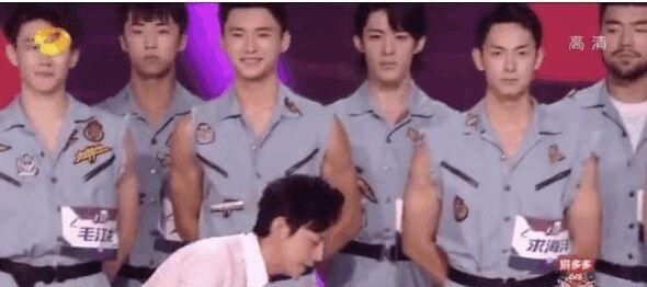  人缘|何炅为啥人缘好？看他这个弯腰的动作就明白了