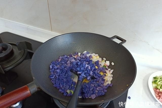 晚餐|今日晚餐绝了！一口饭一口瓜，走红朋友圈，网友：打开新世界