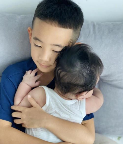  小儿子|应采儿晒哥哥抱弟弟温馨照，Jasper神似陈小春，小儿子发量惊人！