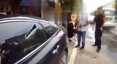  年轻|两岁娃玩钥匙被反锁车里，气温32摄氏度急死车外的年轻妈妈———-