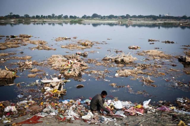  色素|印度人制作冰棍，恒河水加色素，就行了！网友：看得我肚子疼