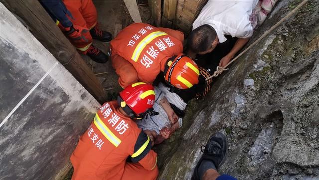  传来|午夜梦中传来呻吟声，醒来发现自家屋后墙缝里竟有个七旬老人