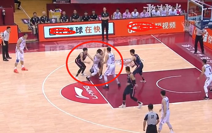 犯规|鼓掌+竖大拇指！裁判为啥吹胡明轩而不吹易建联呢？以下2种可能