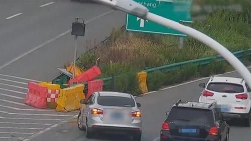 不算停车|女司机高速停车还一脸无辜：我用脚踩的刹车，没挂P档，不算停！