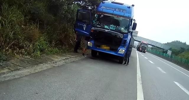  动作|一个动作关乎生死！车辆突发故障，用灭火器当三角警示牌？高速上这些动作会致命！