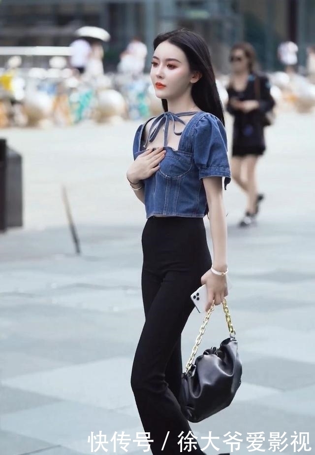 设计|一件白色的收腰斜肩上衣，展现出个性又不失青春活力的美