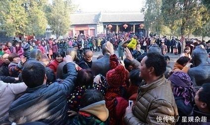 羞姓|世人有多恨秦桧？姓秦学子羞姓秦，此省香客为消灾去病打秦桧跪像