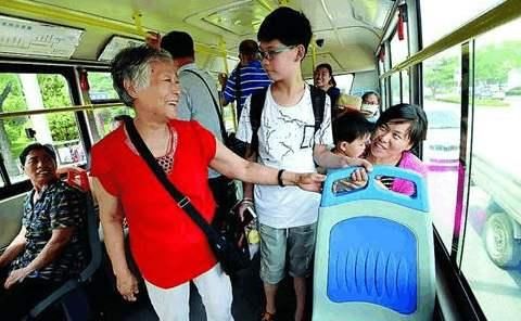外孙女|公交车上姥姥抱着熟睡的外孙女蹲地上，无人让座，网友：心寒啊