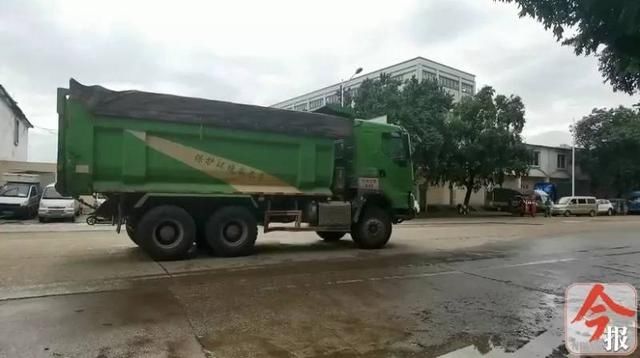  带倒|悲剧！桂B泥头车转弯带倒电动车，两孩子当场失去母亲